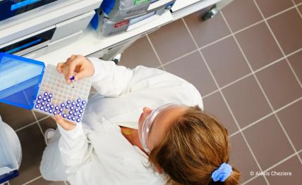 femme scientifique avec des échantillons à analyser