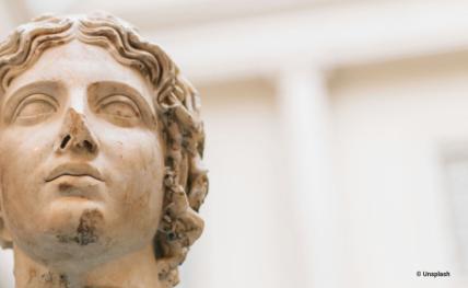 Oeuvre d'art exposée représentant une tête sculptée