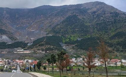 PUBLICATION dans SCIENCE - Découverte Majeure : Un Réservoir d'Hydrogène Quasi Pur Découvert en Albanie - Vue de la mine de chrome de Bulqizë en Albanie (Crédit : B. Muceku)